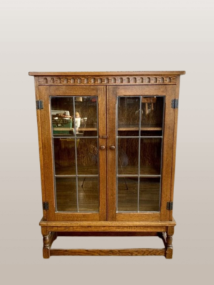 Ąžuolinė glazūruota knygų lentyna meno ir amatų stiliumi apie 1920 m