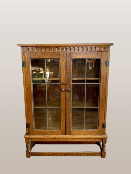 Ąžuolinė glazūruota knygų lentyna meno ir amatų stiliumi apie 1920 m