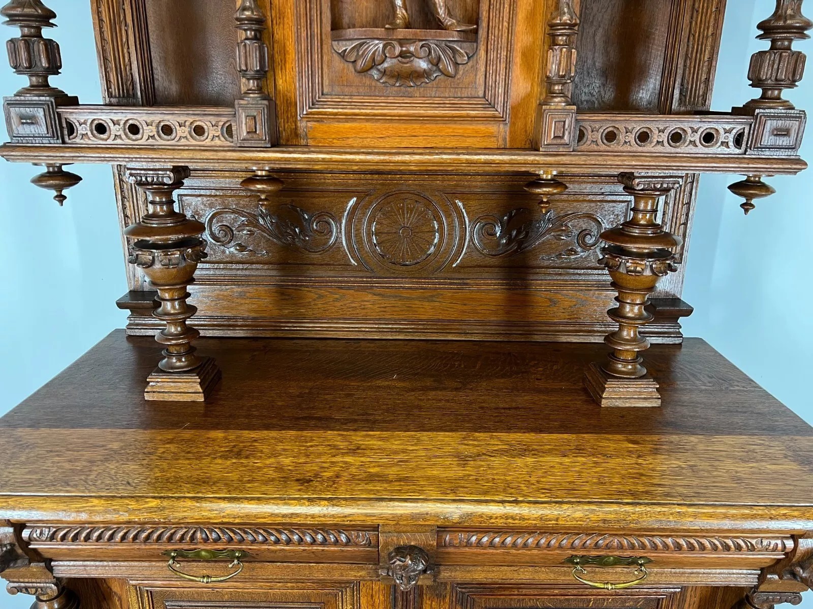 Antikvarinė prancūziško ąžuolo bufeto spintelė, raižyta figūrėlė - Image 6