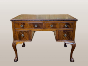 „Chippendale Revival“ senovinis liepsnos ir raudonmedžio rašomasis stalas