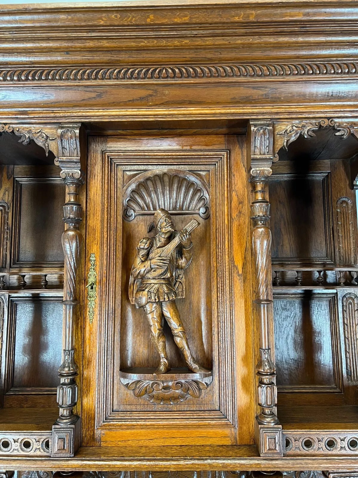 Antikvarinė prancūziško ąžuolo bufeto spintelė, raižyta figūrėlė - Image 5