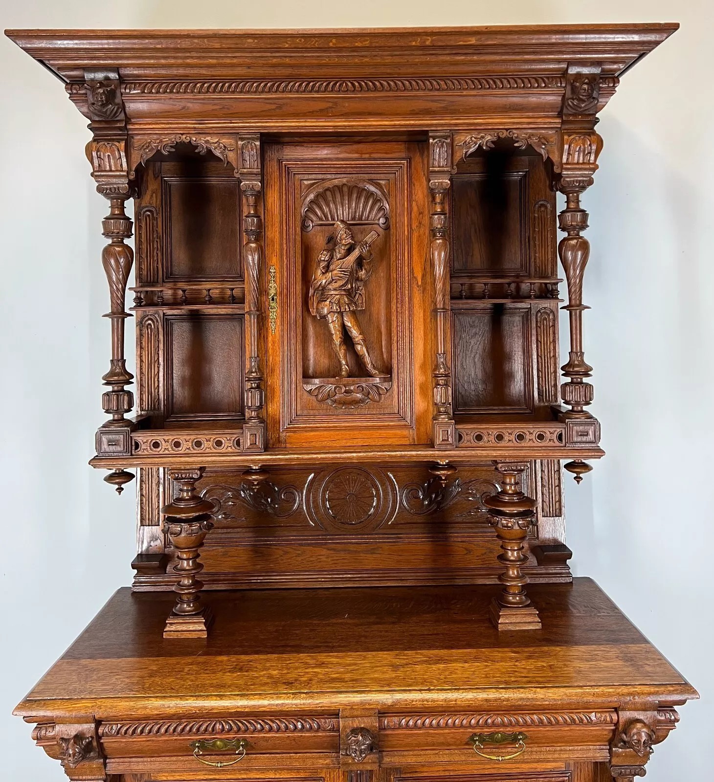 Antikvarinė prancūziško ąžuolo bufeto spintelė, raižyta figūrėlė - Image 4