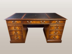 Didelis senovinis vientisas raudonmedžio rašomasis stalas „Twin Pjedestal Partners“ iš odos