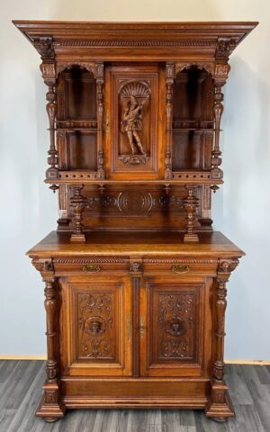 Antikvarinė prancūziško ąžuolo bufeto spintelė, raižyta figūrėlė