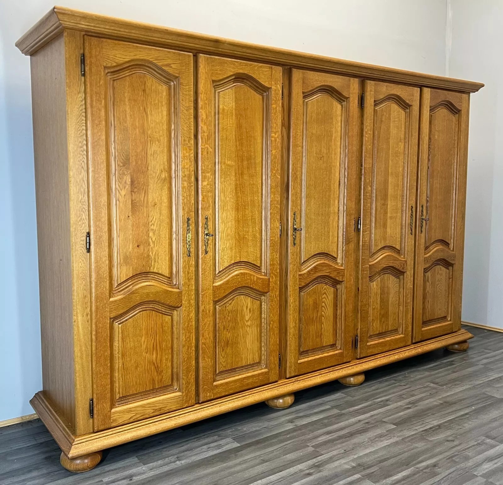 Armoire drabužių spinta Vintage prancūziška 5 durų raižyta spinta - Image 2