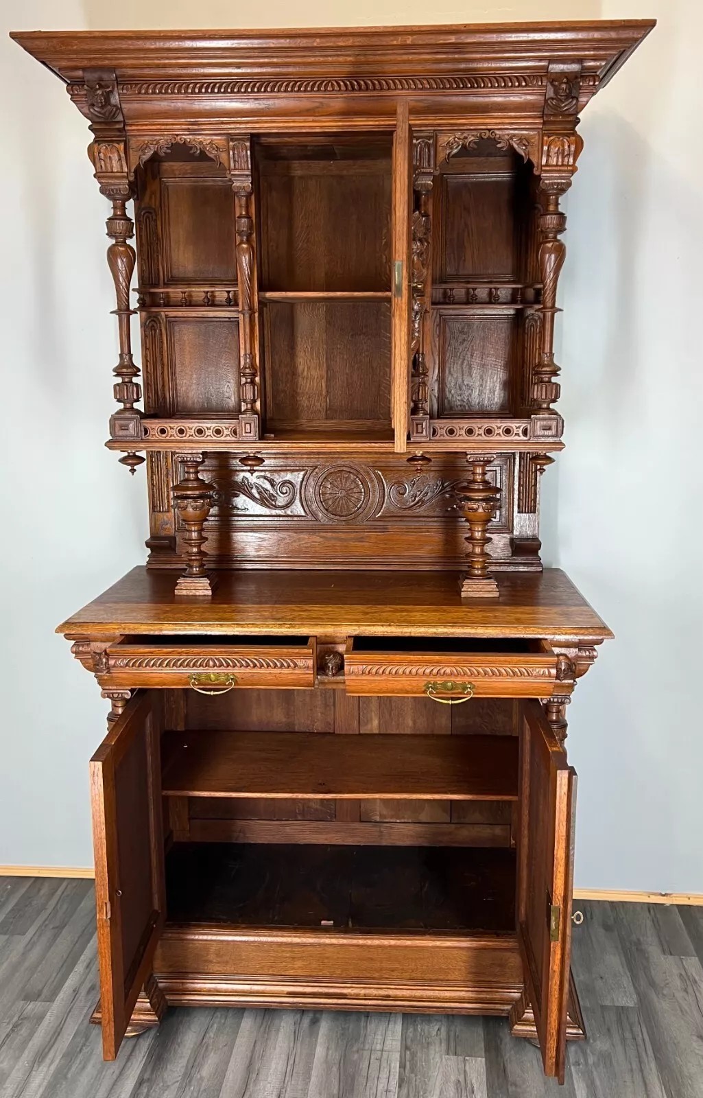 Antikvarinė prancūziško ąžuolo bufeto spintelė, raižyta figūrėlė - Image 2