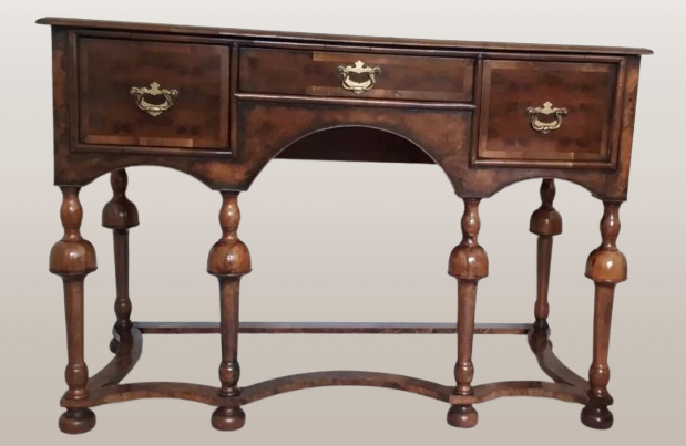 Antikvarinis anglų karalienės Anne Style Burr riešutmedžio ir odos rašomasis stalas