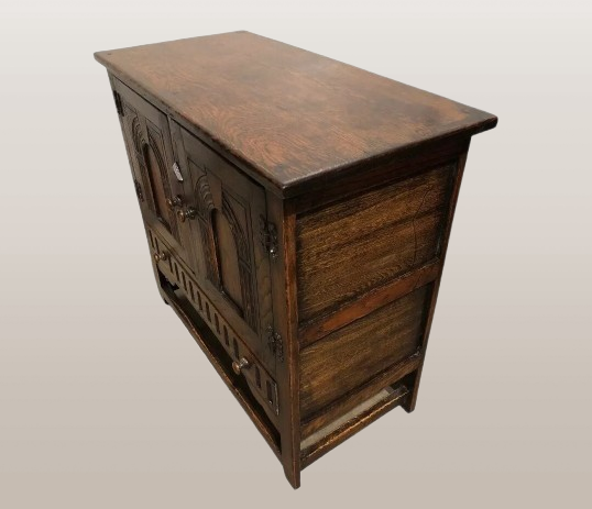 Graži vintažinio raižyto ąžuolo indauja / gėrimų spintelė - Image 4