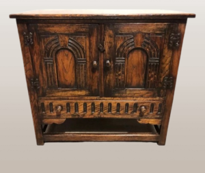 Graži vintažinio raižyto ąžuolo indauja / gėrimų spintelė