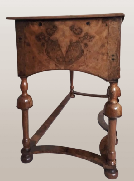 Antikvarinis anglų karalienės Anne Style Burr riešutmedžio ir odos rašomasis stalas - Image 4