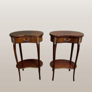 Puiki senovinių šoninių stalų / lempų staliukų pora