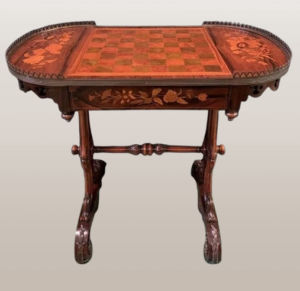 Inkrustuotas stalas su šachmatų lenta ir auksiniais turėklais XX a