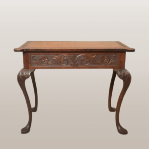 XVIII amžiaus rašomasis stalas iš airiško raižyto ąžuolo