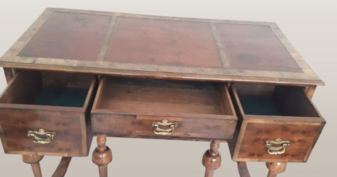 Antikvarinis anglų karalienės Anne Style Burr riešutmedžio ir odos rašomasis stalas - Image 3