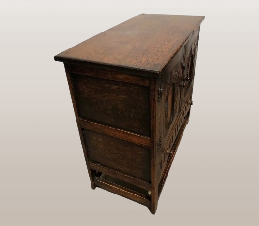 Graži vintažinio raižyto ąžuolo indauja / gėrimų spintelė - Image 3