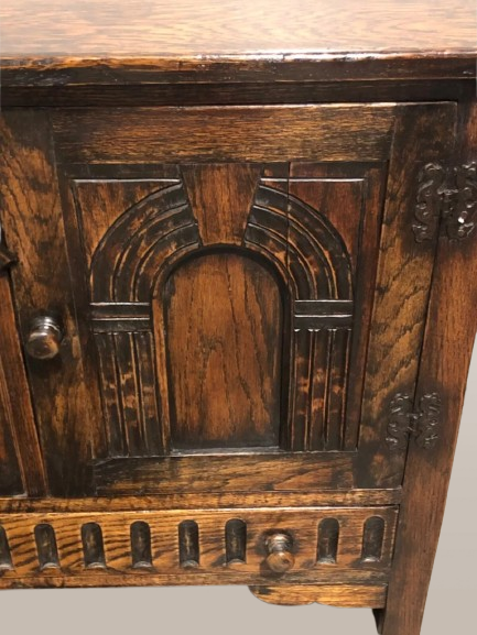 Graži vintažinio raižyto ąžuolo indauja / gėrimų spintelė - Image 5