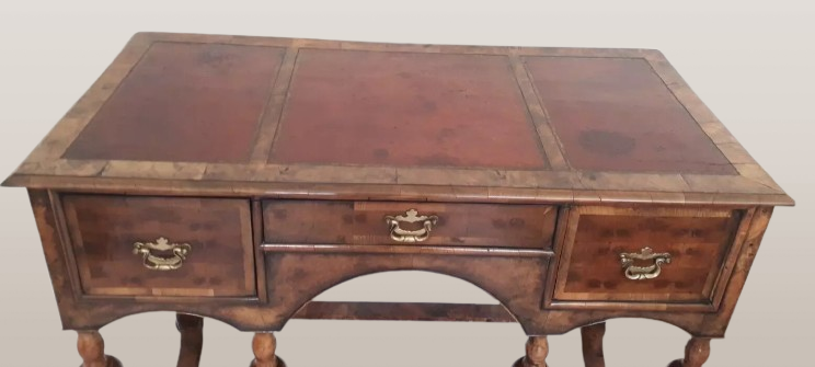 Antikvarinis anglų karalienės Anne Style Burr riešutmedžio ir odos rašomasis stalas - Image 2