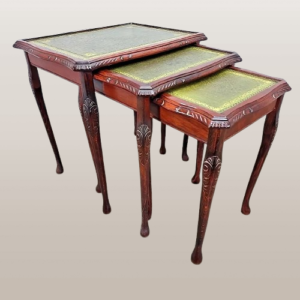 Antikvarinis karalienės Anos stiliaus raižytas medinis staliukas iš 3 staliukų – retro odiniai stalviršiai