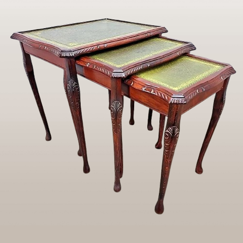 Antikvarinis karalienės Anos stiliaus raižytas medinis staliukas iš 3 staliukų – retro odiniai stalviršiai