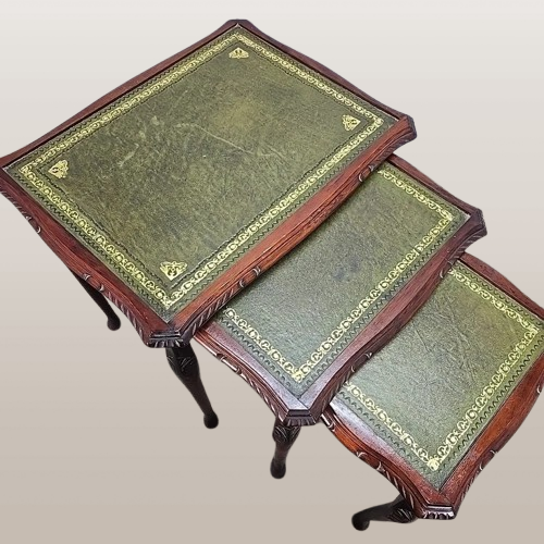 Antikvarinis karalienės Anos stiliaus raižytas medinis staliukas iš 3 staliukų – retro odiniai stalviršiai - Image 3