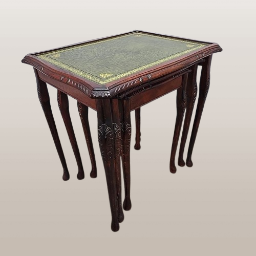 Antikvarinis karalienės Anos stiliaus raižytas medinis staliukas iš 3 staliukų – retro odiniai stalviršiai - Image 4