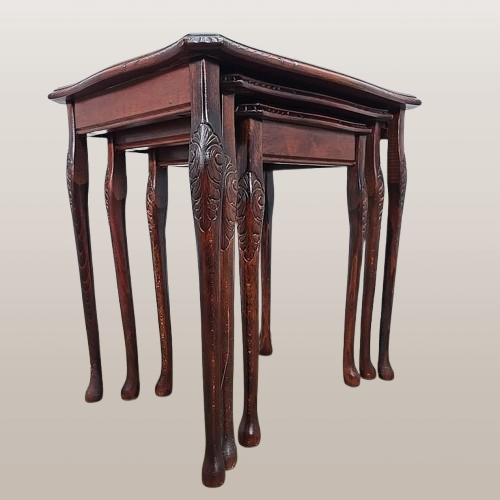 Antikvarinis karalienės Anos stiliaus raižytas medinis staliukas iš 3 staliukų – retro odiniai stalviršiai - Image 5