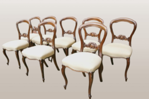 8 prancūziško stiliaus raižyto raudonmedžio valgomojo kėdžių rinkinys