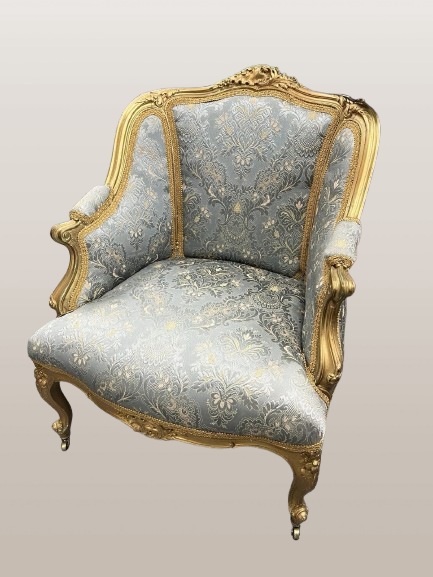 XIX a. prancūziškas Liudviko XV šilko apmuštas paauksuotas medinis fotelis
