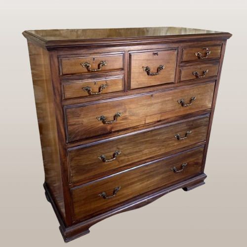 Antikvarinė XIX a. raudonmedžio aukšta komoda su skrybėlių stalčiumi ir raktu