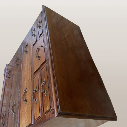 Antikvarinė XIX a. raudonmedžio aukšta komoda su skrybėlių stalčiumi ir raktu - Image 3