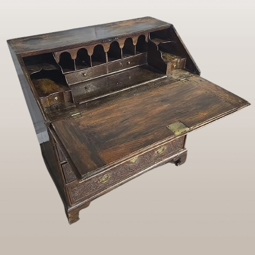 Antikvarinis gruzinų rašytojų rašomasis stalas su stalčiais – Viktorijos laikų gausiai raižytas - Image 4